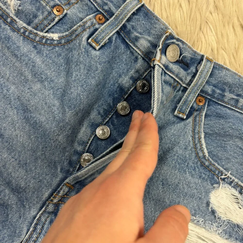 Levi's Women's Light Wash Distressed 501 Cut Off Denim Shorts - Picture 4 of 7